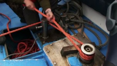 Teknede ipleri tutan adamlar 