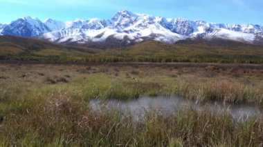 nehir ve bulutlu gökyüzü ile yaz manzara görüntüleri