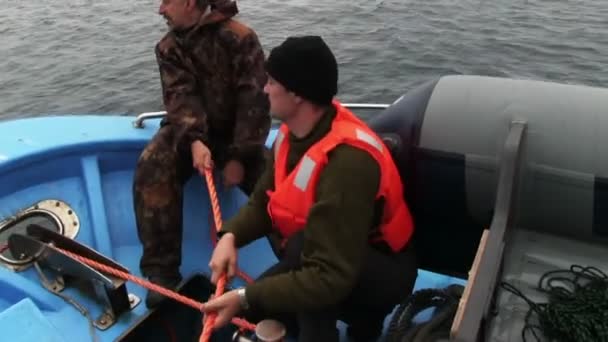 Άντρες Που Κάθονται Στο Σκάφος Που Κινείται Πάνω Από Νερό — Αρχείο Βίντεο