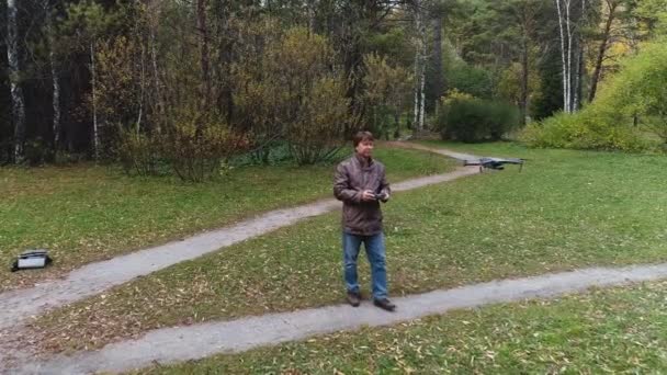 男子在花园使用无人机 — 图库视频影像