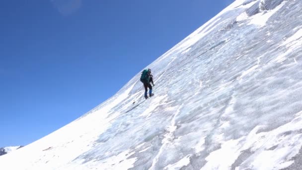 Arrampicatore Roccia Innevata Durante Giorno — Video Stock