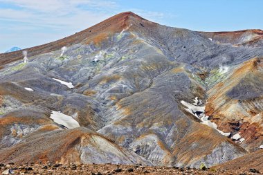 Ebeko volkan caldera Fumarole alanında. Sıcak kükürt gazı emisyon