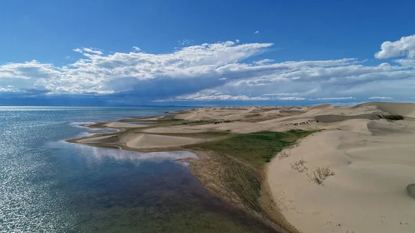 Flygfoto Över Sanddynerna Mongoliska Els Bryta Sjön Durgen Nuur Mongoliet — Stockfoto
