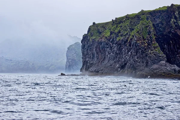 Ochotska Havet Klippiga Kusten Chirpoy Island Ryssland Dimmig Dag — Stockfoto
