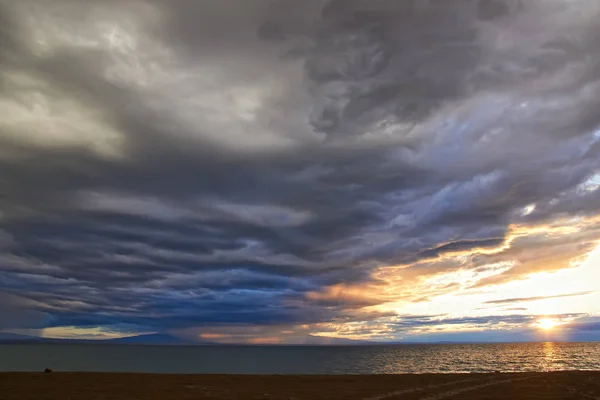 Gewitterwolken Über Dem See Bei Sonnenuntergang Mongolei Durgen Nuur — Stockfoto