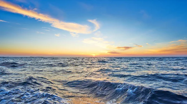 Hermoso Mar Contra Atardecer Cielo Nublado —  Fotos de Stock