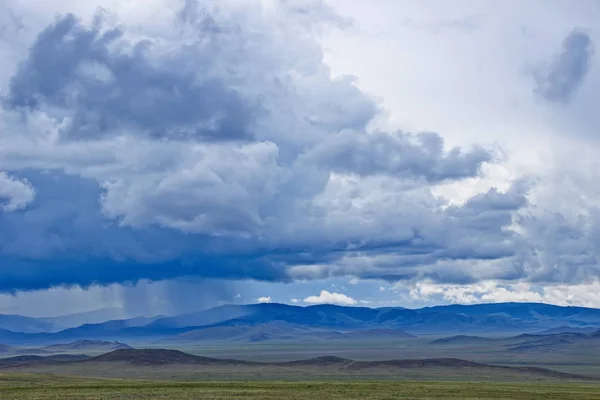 Paisaje Mongol Con Cielo Nublado Tormenta Eléctrica Sobre Montañas Distantes — Foto de Stock