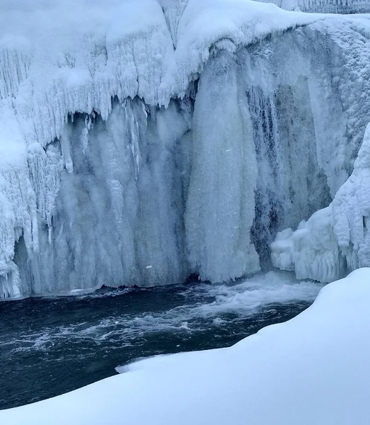 Замороженный Маленький Горный Водопад Вблизи — стоковое фото