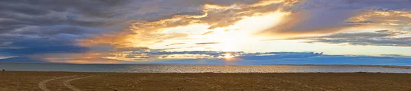 日落时分 湖面上有雷云 杜尔根努尔 — 图库照片