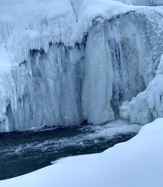 Замороженный Маленький Горный Водопад Вблизи Стоковое Фото