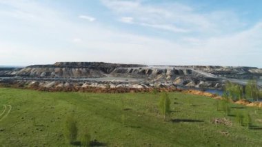 yeşil çim ve river hills karşı havadan görünümü