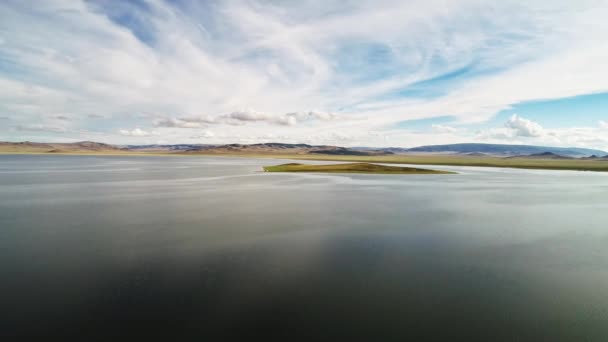 昼間は穏やかな湖の空中写真 — ストック動画