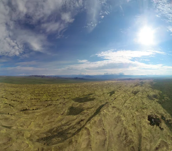 Sonbahar çayır tepeler ve orman havadan görünümü