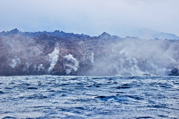 Zee Van Ochotsk Chirpoy Island Sneeuw Vulkaan Activiteit Rusland — Stockfoto