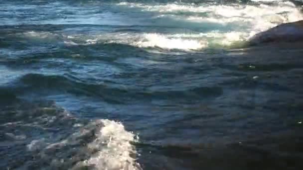 ストリーミング川と岩のクローズ アップ映像 — ストック動画