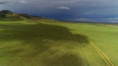 Moğolistan gri bulutlu gökyüzü altında yeşil Moğol manzara panoramik manzaralı 