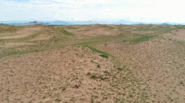 Moğolistan kurak dağlık manzara havadan görünümü 