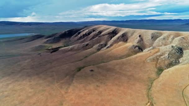 モンゴルの乾燥した丘陵の風景の空撮 — ストック動画