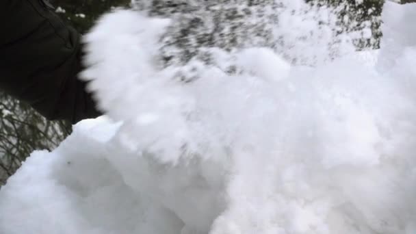 Slow Motion Van Mannenhand Gooien Rond Pluizige Witte Sneeuw — Stockvideo