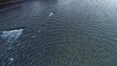 Hızlı nehir suyu, Altai, Rusya.