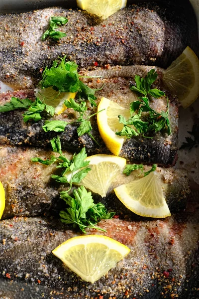 Ryby s kořením a citronem — Stock fotografie