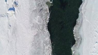 karla kaplı çayırda akan nehir görüntüleri