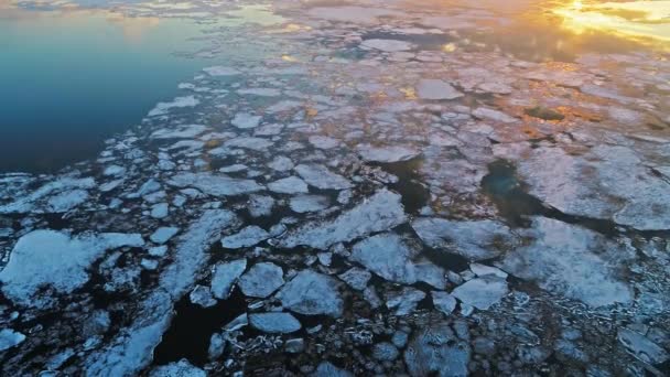 Кадри Замерзлого Озера Дрейфуючим Льодом Заході Сонця — стокове відео