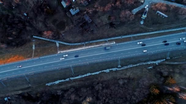 Загородная Дорога Многими Автомобилями Зимой Вид Сверху — стоковое видео