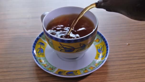 Masaya Fincan Içine Dökülen Çay Görüntüleri — Stok video