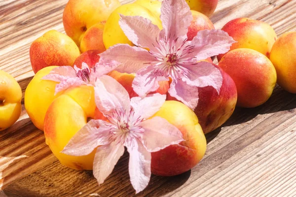 Close-up de nectarina em uma mesa de madeira — Fotografia de Stock