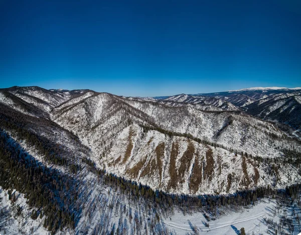 Powietrzna Panorama zimowej góry. — Zdjęcie stockowe