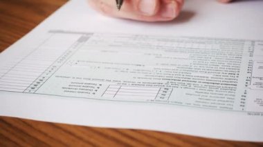 masada resmi formları dolduran adam