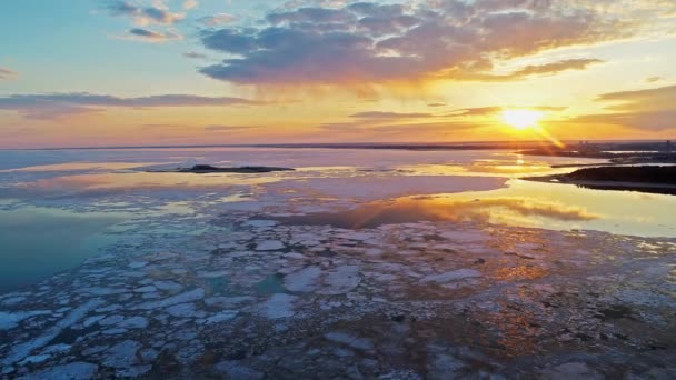 Záběry Zmrzlého Jezera Unášeným Ledem Při Západu Slunce — Stock video