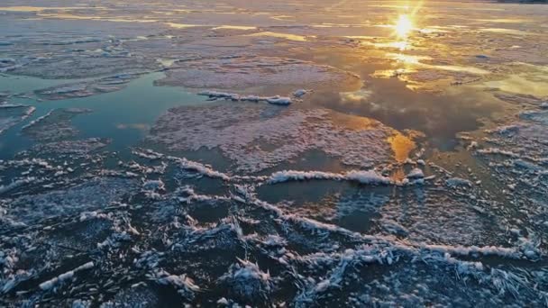 Aufnahmen Von Gefrorenem See Mit Treibeis Bei Sonnenuntergang — Stockvideo