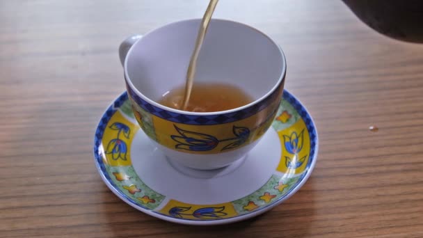 Materiał Herbaty Nalewanie Filiżanki Stole — Wideo stockowe