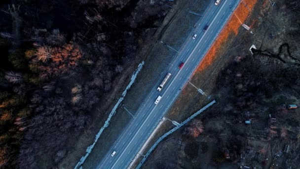 乡村道路与许多汽车在冬季 顶视图 — 图库视频影像