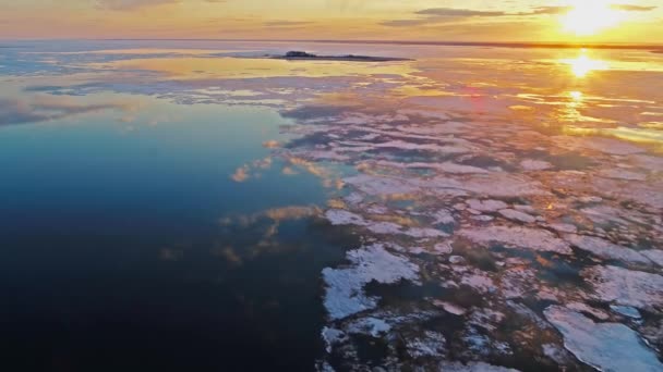 Кадри Замерзлого Озера Дрейфуючим Льодом Заході Сонця — стокове відео