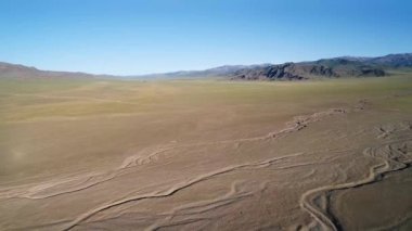 Moğolistan 'daki Barkhan' lar Durgen Nuur Gölü yakınlarındaki Moğol Els çölünde. Khovd Eyaleti, Batı Moğolistan.