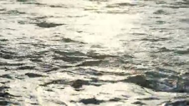 Etrafı tepelerle çevrili Moğol Gölü 'nün suları Telmen Gölü. Moğolistan.