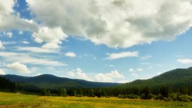 Moğolistan kumlu çöl Moğolları 'ndaki dağların üzerinden bulutlar geçiyor. Khovd Eyaleti, Batı Moğolistan.