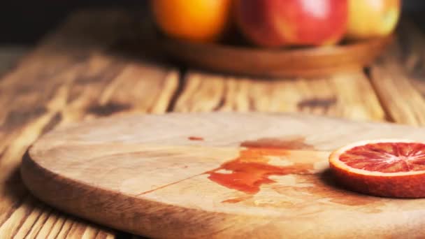 木製のテーブルの上の血のオレンジのスライス — ストック動画