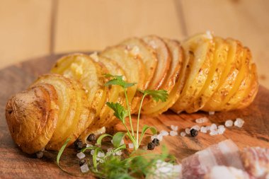 Jambonlu kızarmış patates, maydanoz ve baharat.