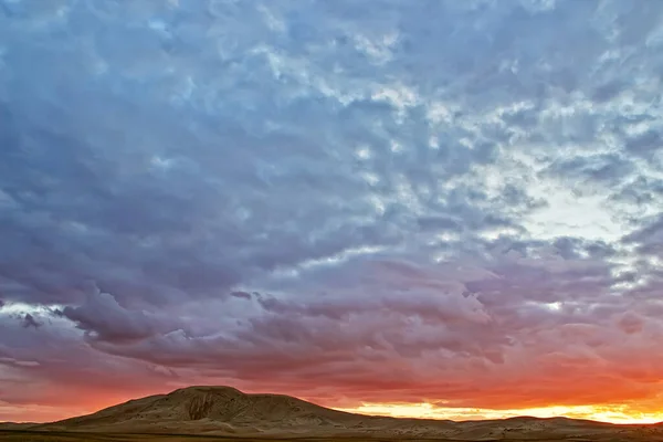 砂丘の上の夕方曇りの空 モンゴル西部 モンゴル エルズ砂漠 — ストック写真