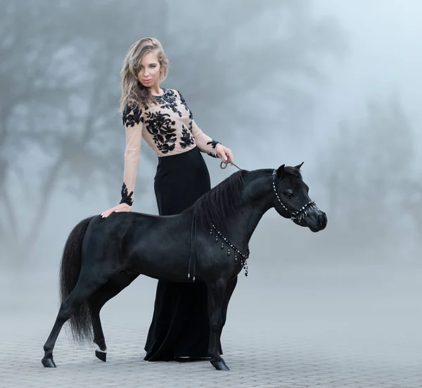 Vacker Kvinna Och Svart Amerikansk Miniatyr Häst Höst Park Sunrise — Stockfoto