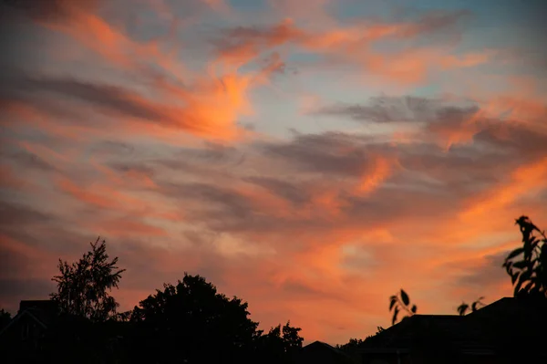 Atardecer Brillante Cielo Rojo Con Nubes Siluetas Casas Árboles — Foto de Stock