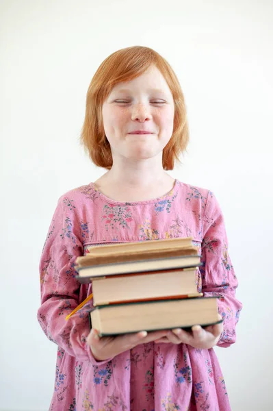 Chica Abraza Sus Libros Favoritos —  Fotos de Stock