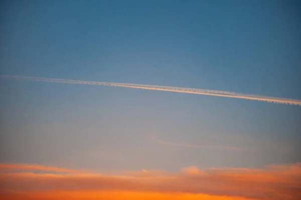 明亮的日落天空与云彩和飞机 — 图库照片