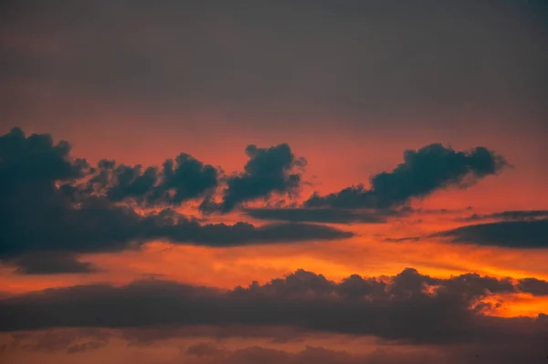 Яркое Небо Заката Красными Облаками — стоковое фото