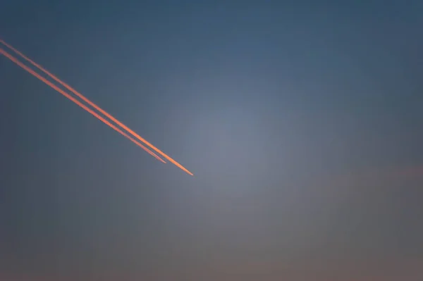 夕日の背景に飛ぶ 機の飛行機 — ストック写真