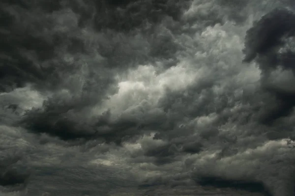 天空在风暴云彩背景 — 图库照片